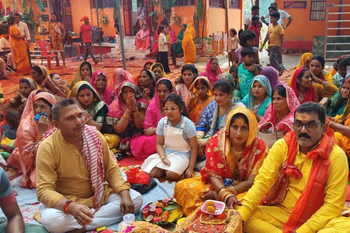 सांखे खास ब्रह्म स्थान परिसर भक्तिमय माहौल से हुआ सराबोर, विद्वान आचार्यों की टोली करा रही अनुष्ठान