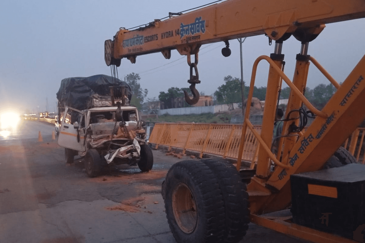 घोरघट के पास NH-19 पर भीषण सड़क हादसा, ईंट लदे ट्रैक्टर में पिकअप ने मारी टक्कर; चालक की मौत