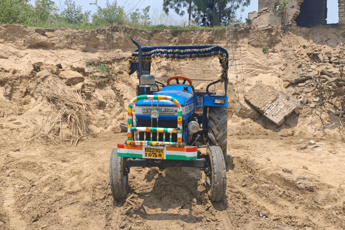 नालंदा के दीपनगर में खेत से अवैध बालू चोरी कर रहे माफियाओं पर ग्रामीणों का एक्शन, डायल 112 ने बालू लदा ट्रैक्टर किया जब्त