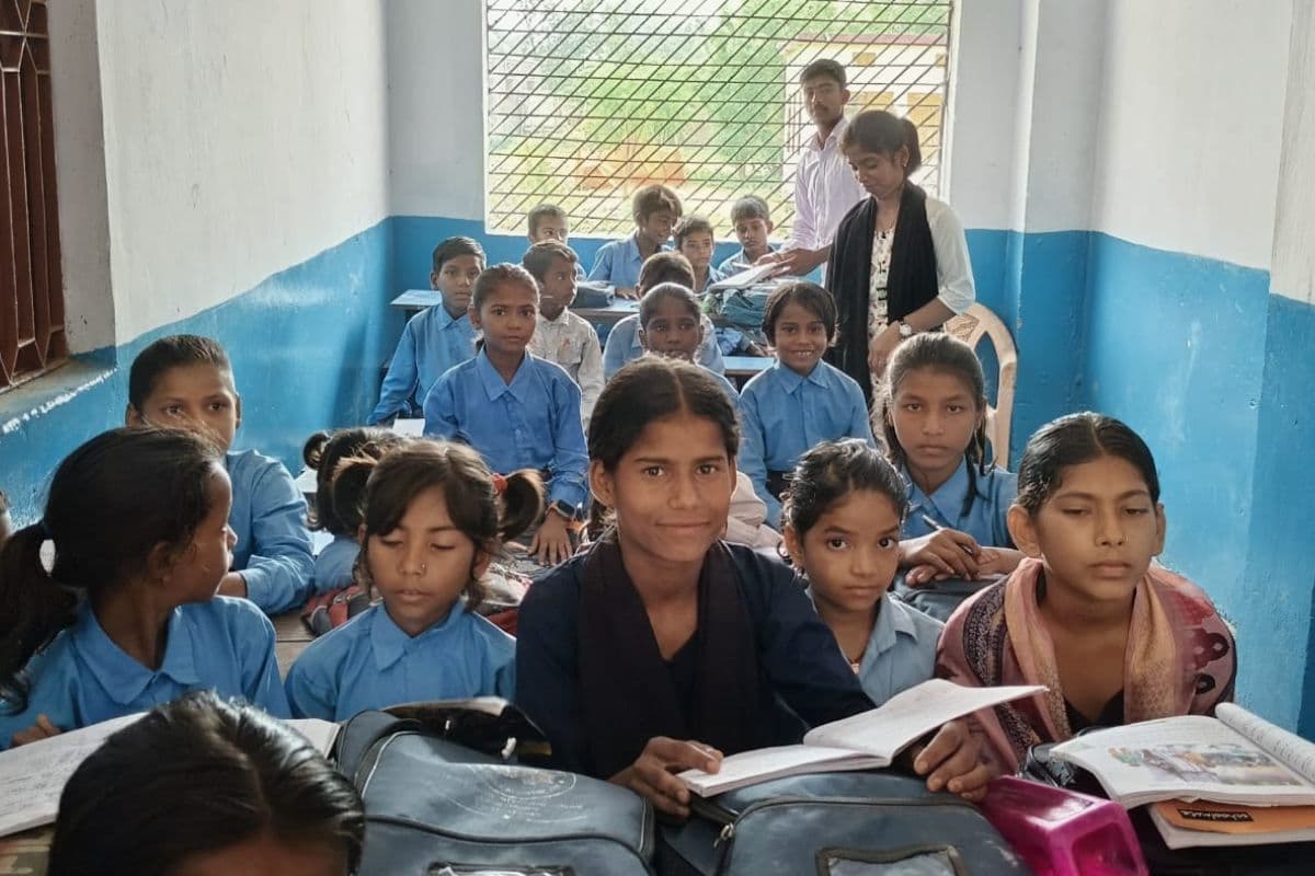 आलमपुर विद्यालय में समर कैंप के दौरान कथा-कहानियों से बच्चों का हुआ मनोरंजन