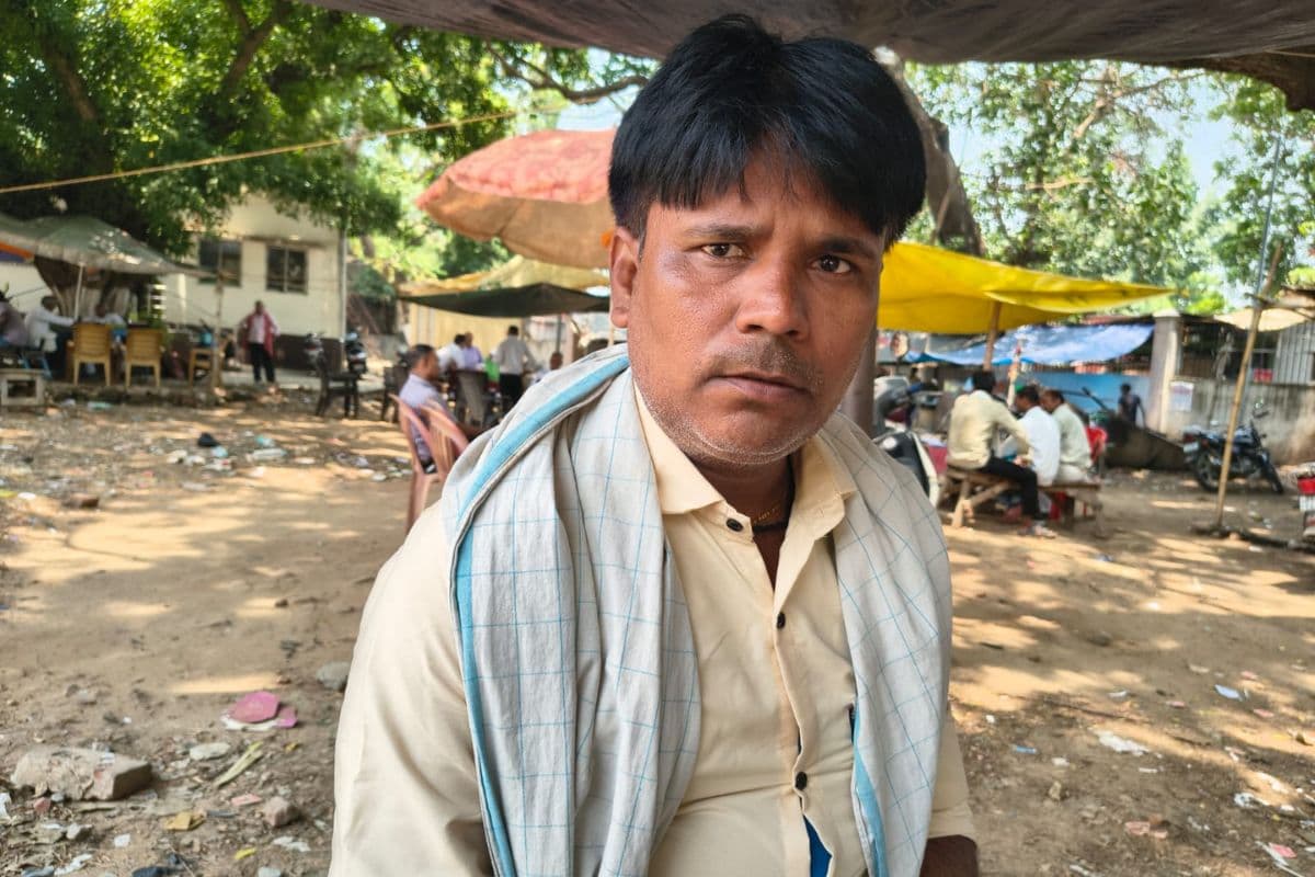 सिस्टम का खेल : दिव्यांग को कागजों में मृत घोषित किया, एक साल से नहीं मिल रहा पेंशन