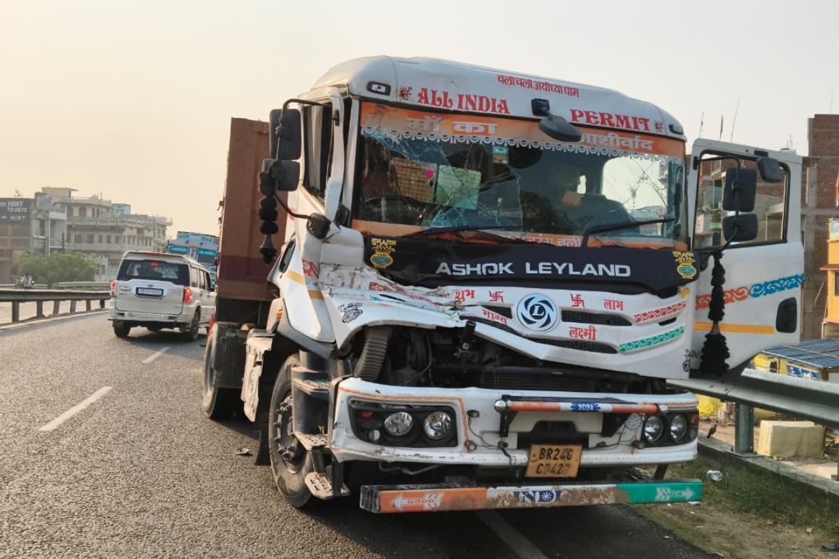 दुर्गावती बाजार के पास पुल पर बालू लदा ट्रेलर ट्रक से टकराया, कोई हताहत नहीं