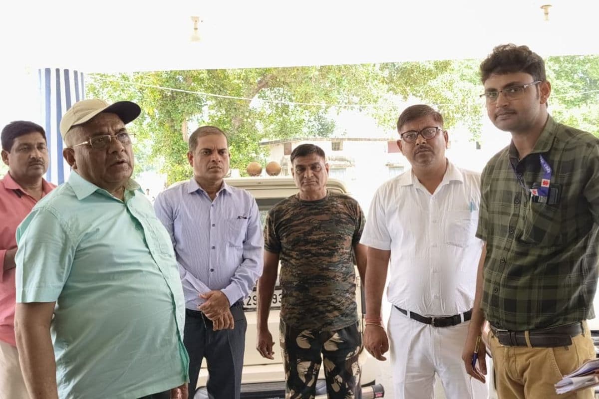 सामुदायिक स्वास्थ्य केंद्र पहुंचे सिविल सर्जन, ड्यूटी में लापरवाही पर लगाई फटकार
