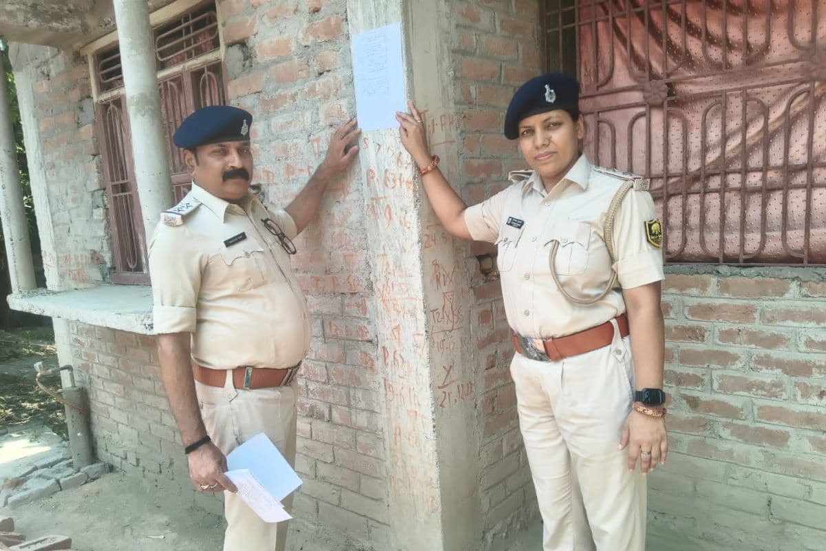 एससी-एसटी थाना पुलिस की कार्रवाई, फरार आरोपी को किया गया नोटिस
