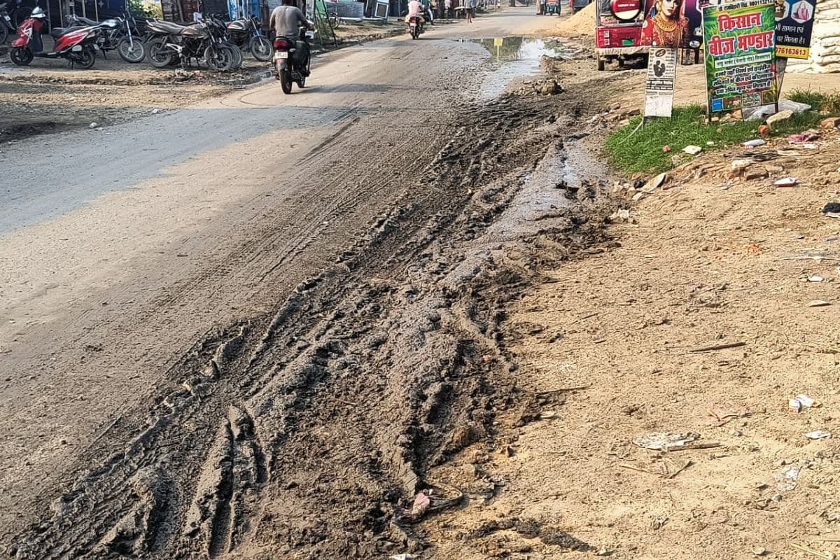 शिवसागर-चेनारी मुख्य सड़क पर कीचड़ का साम्राज्य, राहगीरों का चलना हुआ मुश्किल