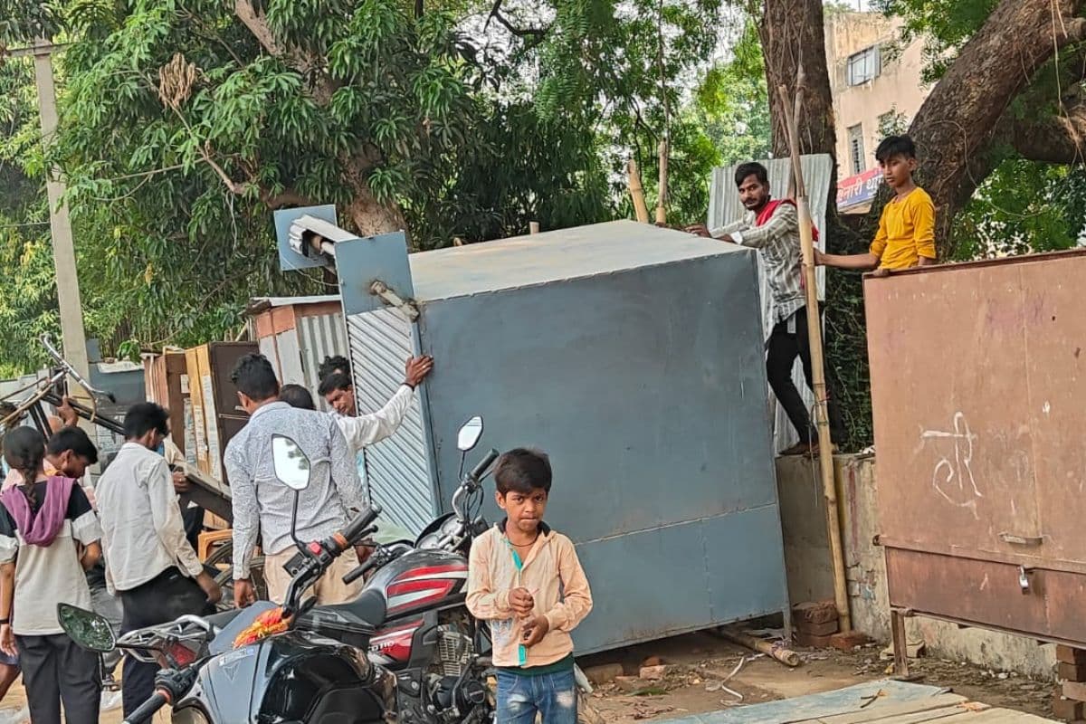 बुलडोजर का खौफ : अतिक्रमणकारियों ने समय से पहले ही खुद हटाने लगे दुकानें,