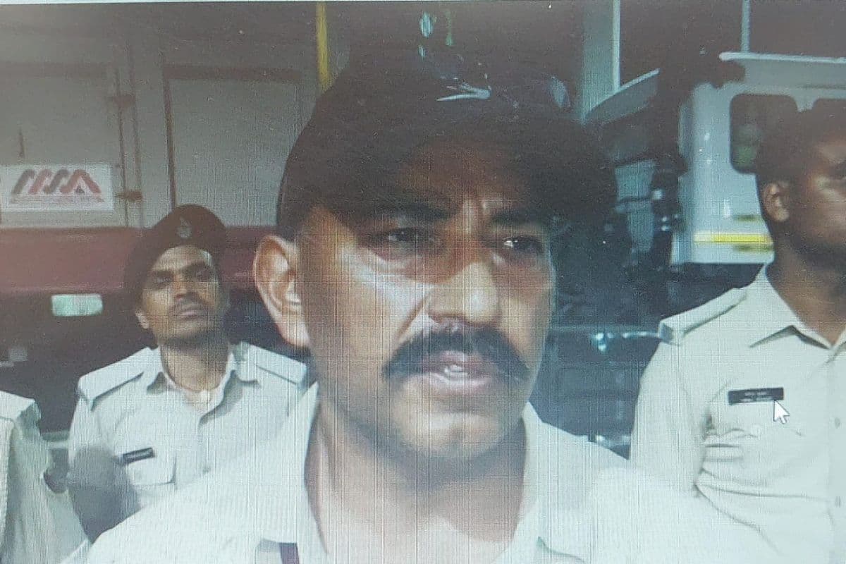 बिना चालान बालू लदे तीन ट्रक जब्त, एसडीएम ने खनन विभाग पर जताई नाराजगी