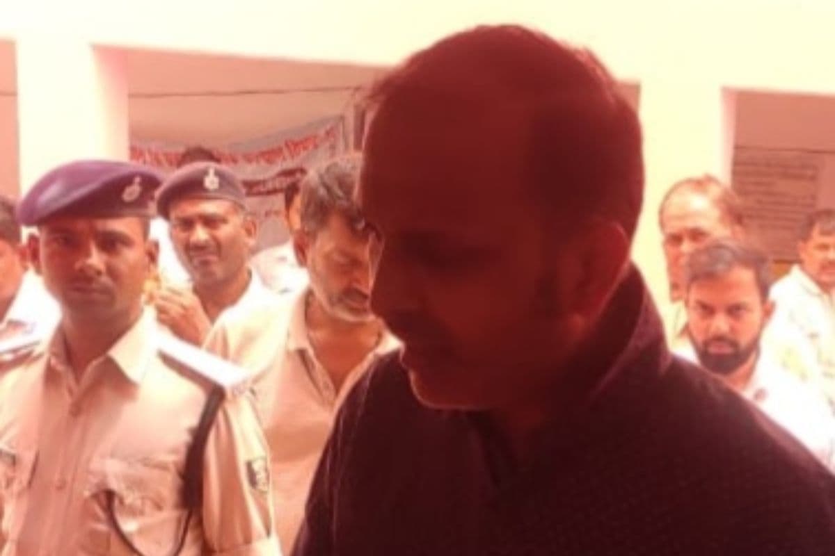 सड़क निर्माण में अनियमितता पर कार्रवाई, ग्रामीण कार्य विभाग के जूनियर इंजीनियर निलंबित