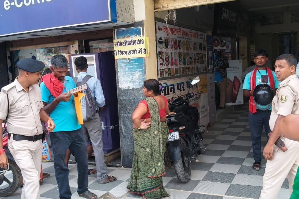 शेखपुरा में बैंक परिसरों में बढ़ी पुलिस निगरानी, छिंतई और बैग कटवा गिरोह पर लग रहा अंकुश