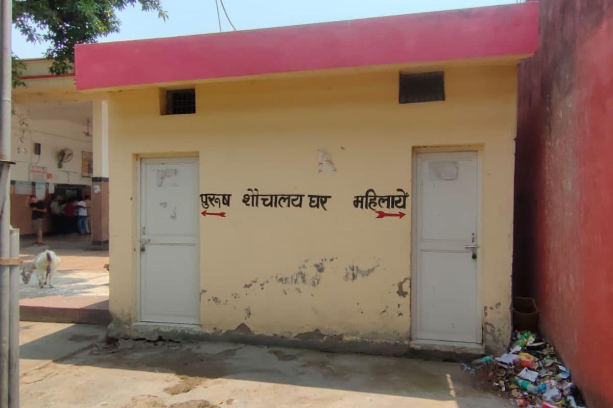 महिला और पुरुष शौचालय पर ताला, देसरी स्टेशन पर यात्रियों को भारी दिक्कत