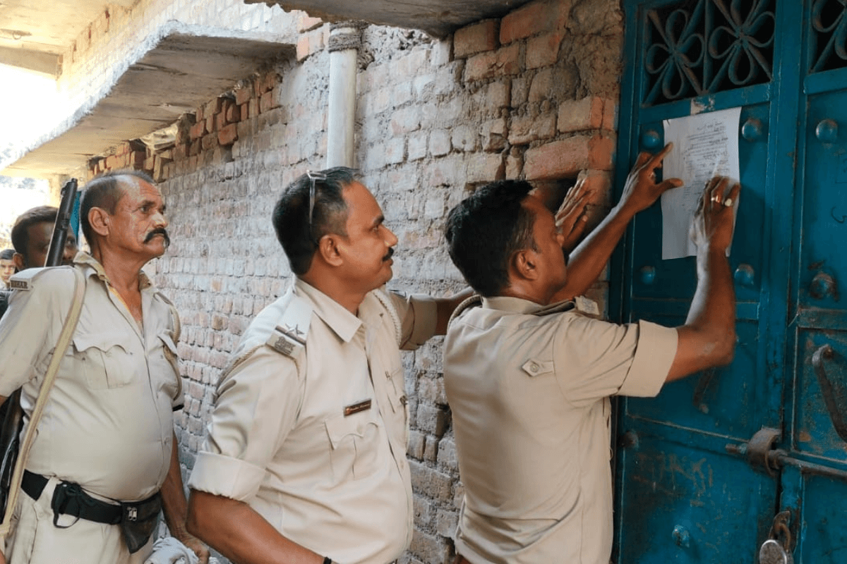 नवादा में फरार अपराधियों के घर पुलिस ने चिपकाया इस्तेहार, आत्मसमर्पण न करने पर कुर्की की चेतावनी