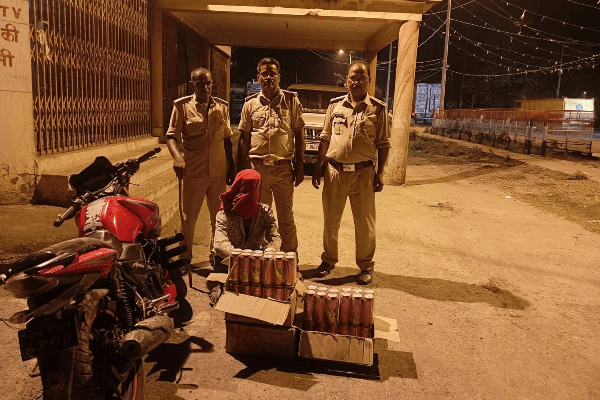 नवादा के चितरकोली में शराब तस्करों पर उत्पाद विभाग का कहर, बाइक से 72 केन बियर जब्त