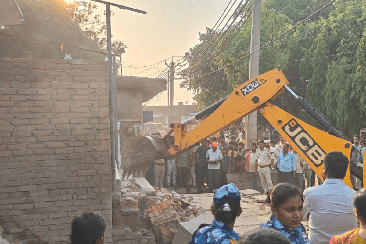 रोहतास के चेनारी में गरजा सरकारी बुलडोजर, अवैध कब्जों को किया ध्वस्त; भारी पुलिस बल के साथ सामान जब्त
