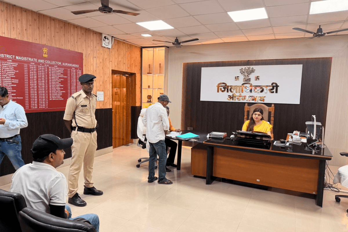 औरंगाबाद में जमाबंदी में हेरफेर से लेकर 7 साल से अधूरे पड़े भवन तक, जनसुनवाई में भड़की DM, दिए सख्त निर्देश