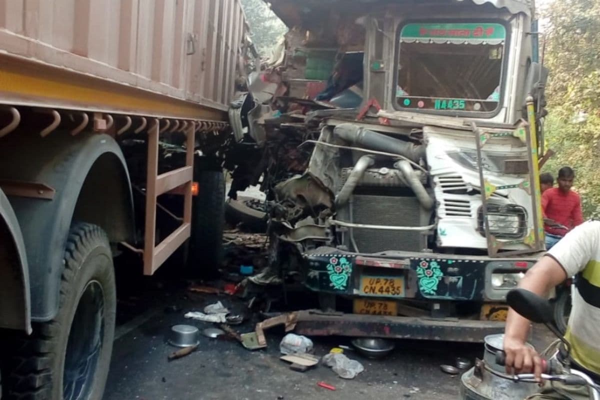 सकरी गांव  के पास दो ट्रकों की आमने-सामने टक्कर में चालक गंभीर रूप से घायल