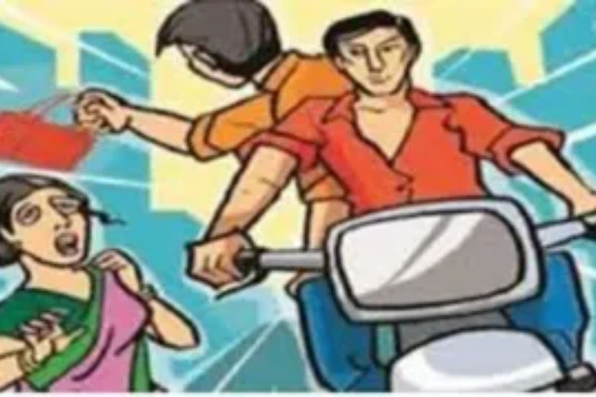 चेन स्नैचिंग के बाद भाग रहे दो बदमाशों का पीछा कर लोगों ने दबोचा, पुलिस को सौंपा