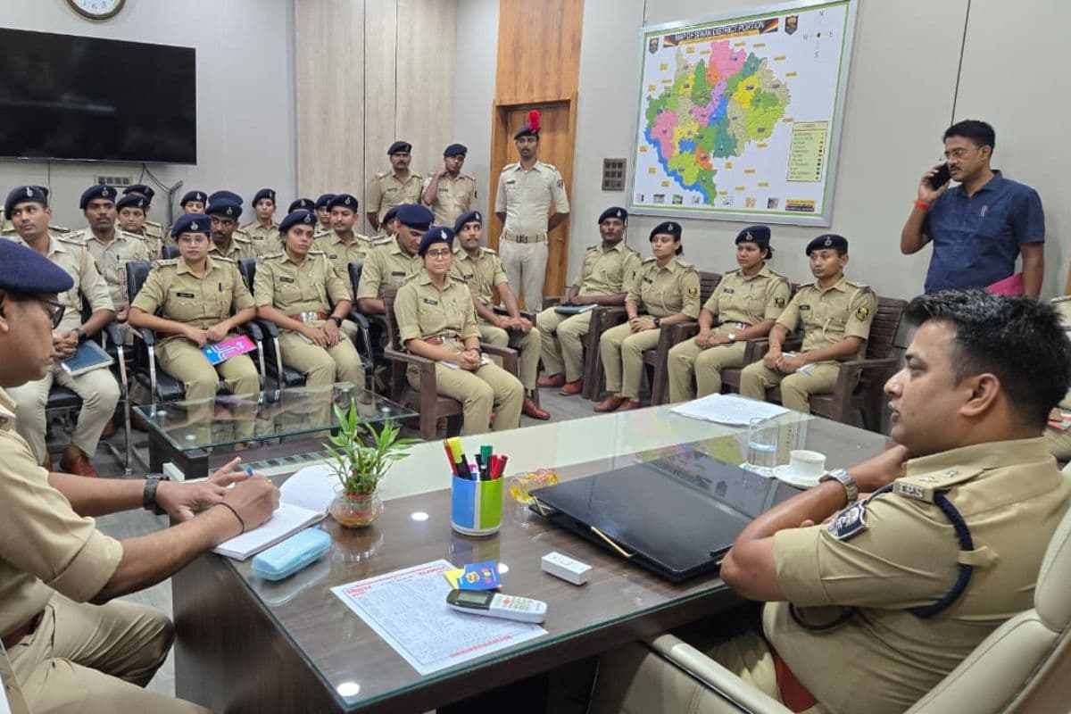 सीवान : एसपी ने प्रशिक्षु पुलिस अवर निरीक्षकों के साथ की समीक्षा बैठक