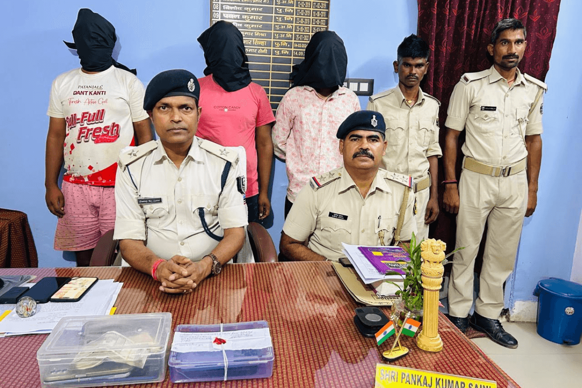 नवादा में बजाज फाइनेंस के नाम पर ठगी करते 4 शातिर साइबर अपराधी गिरफ्तार, सादे लिबास में पहुंची पुलिस ने दबोचा