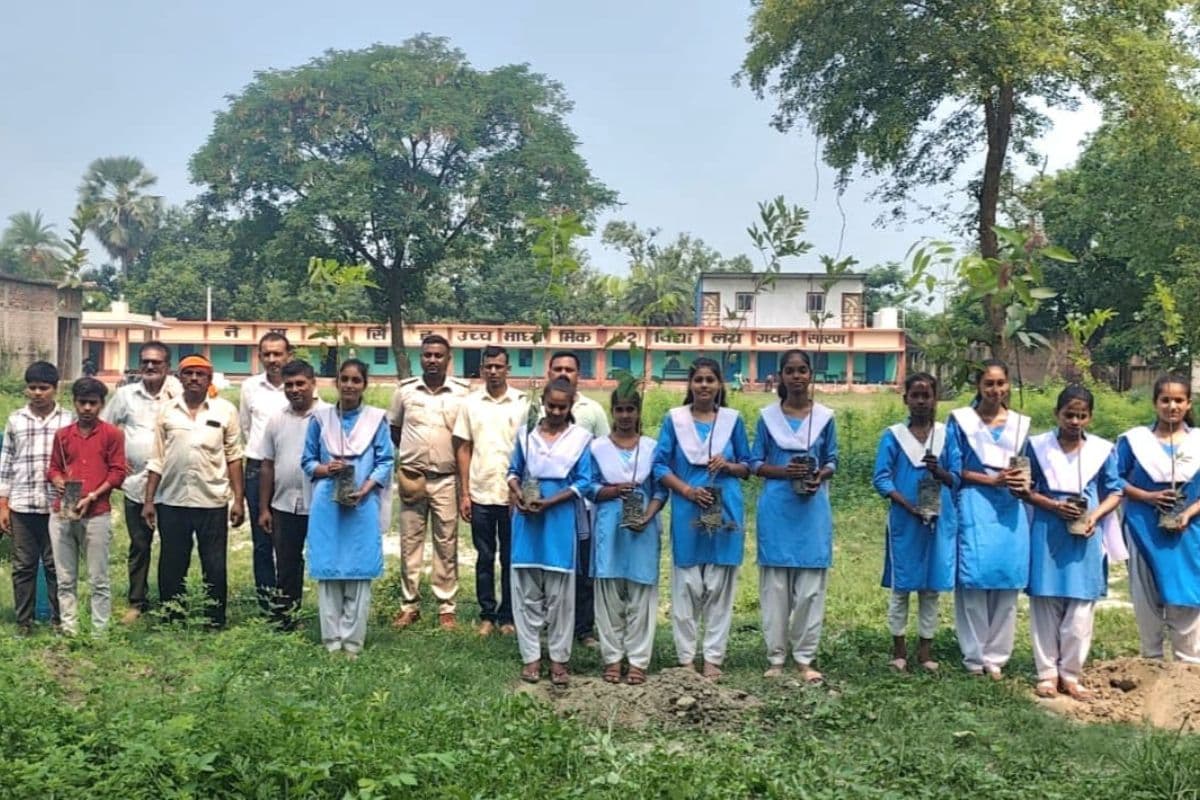 तरैया प्रखंड प्रमुख ने किया पौधरोपण, पॉलीथिन छोड़ कपड़े के थैले अपनाने की अपील