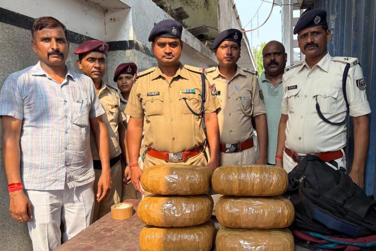 सीवान रेलवे स्टेशन से 12.450 किलो गांजा बरामद, कीमत करीब दो लाख रुपये