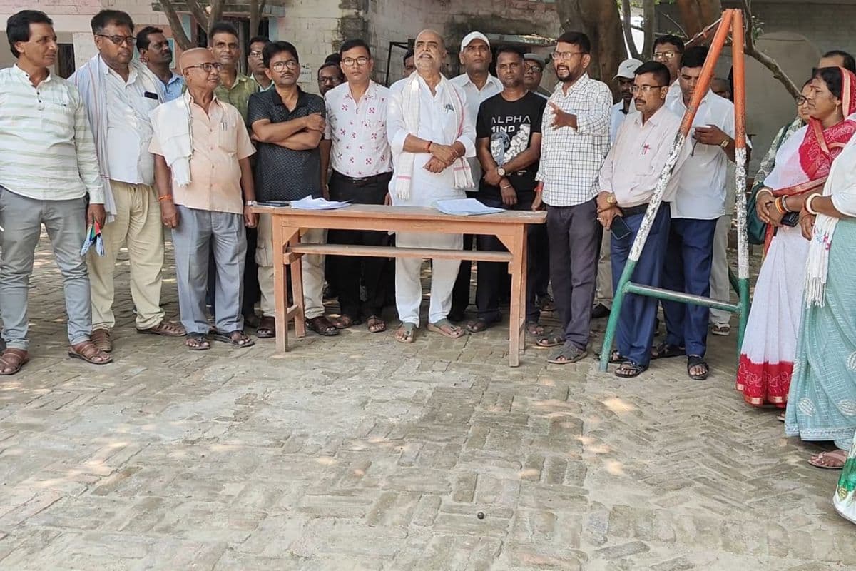 हथुआ में गूंजी शिक्षकों की आवाज, लंबित मांगों पर सरकार से हस्तक्षेप की मांग