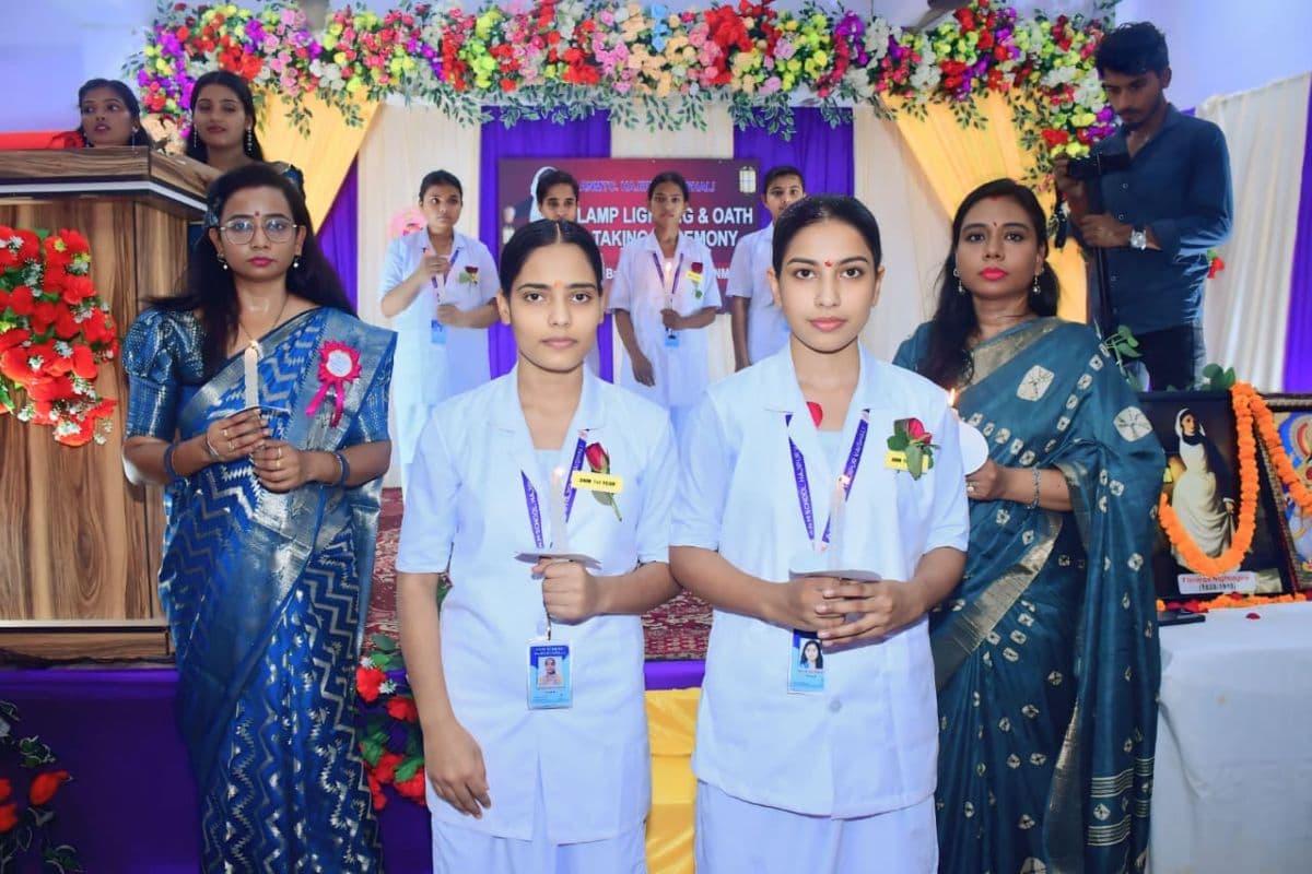 लैंप लाइटिंग समारोह में 39 प्रशिक्षु नर्सों ने ली सेवा, समर्पण और करुणा की शपथ