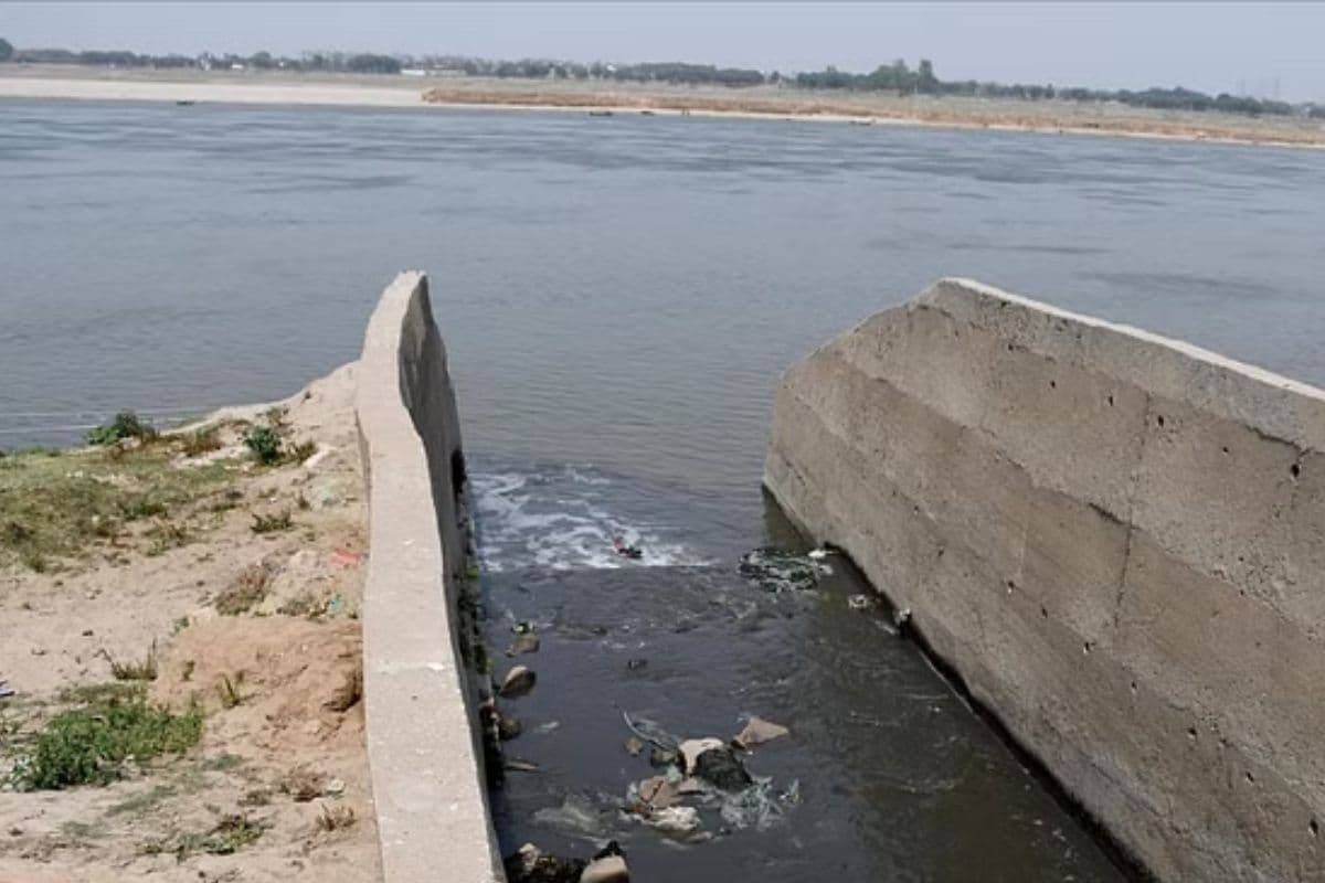 अरवल में सोन नदी में बह रहा शहर का गंदा पानी, वर्षों से अटकी ट्रीटमेंट प्लांट योजना पर उठे सवाल