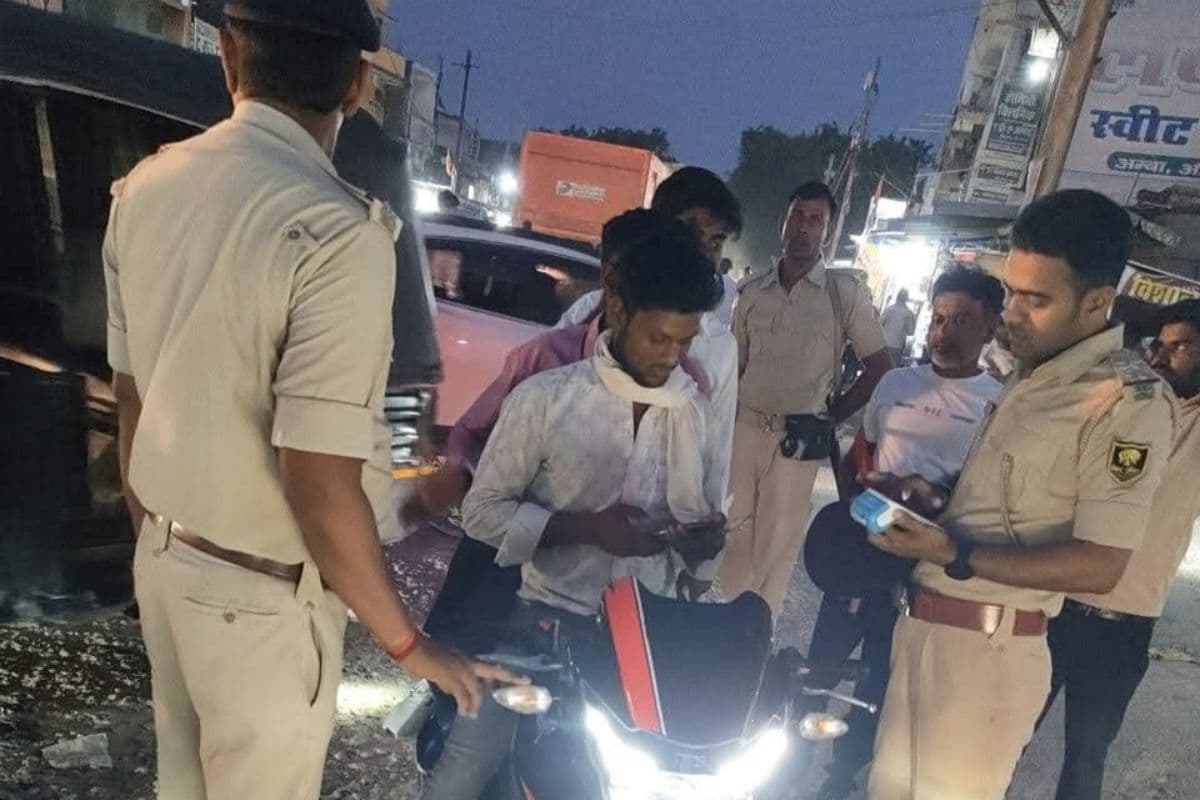 पूरी रात चला पुलिस का सघन अभियान, 30 से अधिक वारंटी धराए, 200 लीटर शराब जब्त