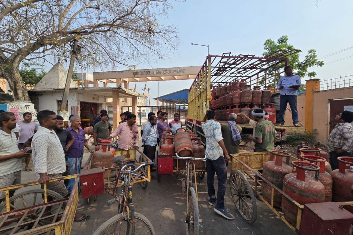 रसोई गैस होम डिलीवरी में लापरवाही: सिलेंडर लेने गोदाम पहुंचने को मजबूर