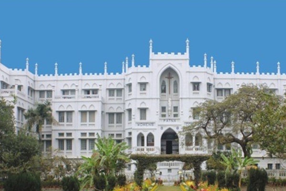 पटना वीमेंस कॉलेज एडमिशन के लिए दूसरी मेरिट लिस्ट जारी, BA में 212छात्राओं का चयन; कैंपस में नामांकन को लेकर उमड़ी भीड़