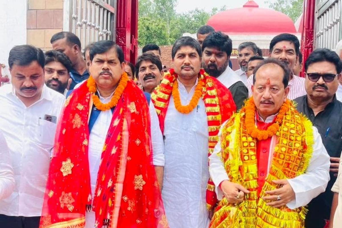 थावे मां सिंहासनी के दरबार में पहुंचे कृषि व शिक्षा मंत्री, पूजा-अर्चना कर सुख-समृद्धि व शांति की कामना की