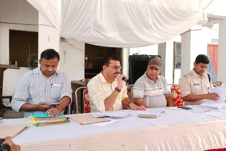 उत्पाद थाना में जब्त वाहनों की नीलामी, लोगों ने बढ़-चढ़कर लगाई बोली