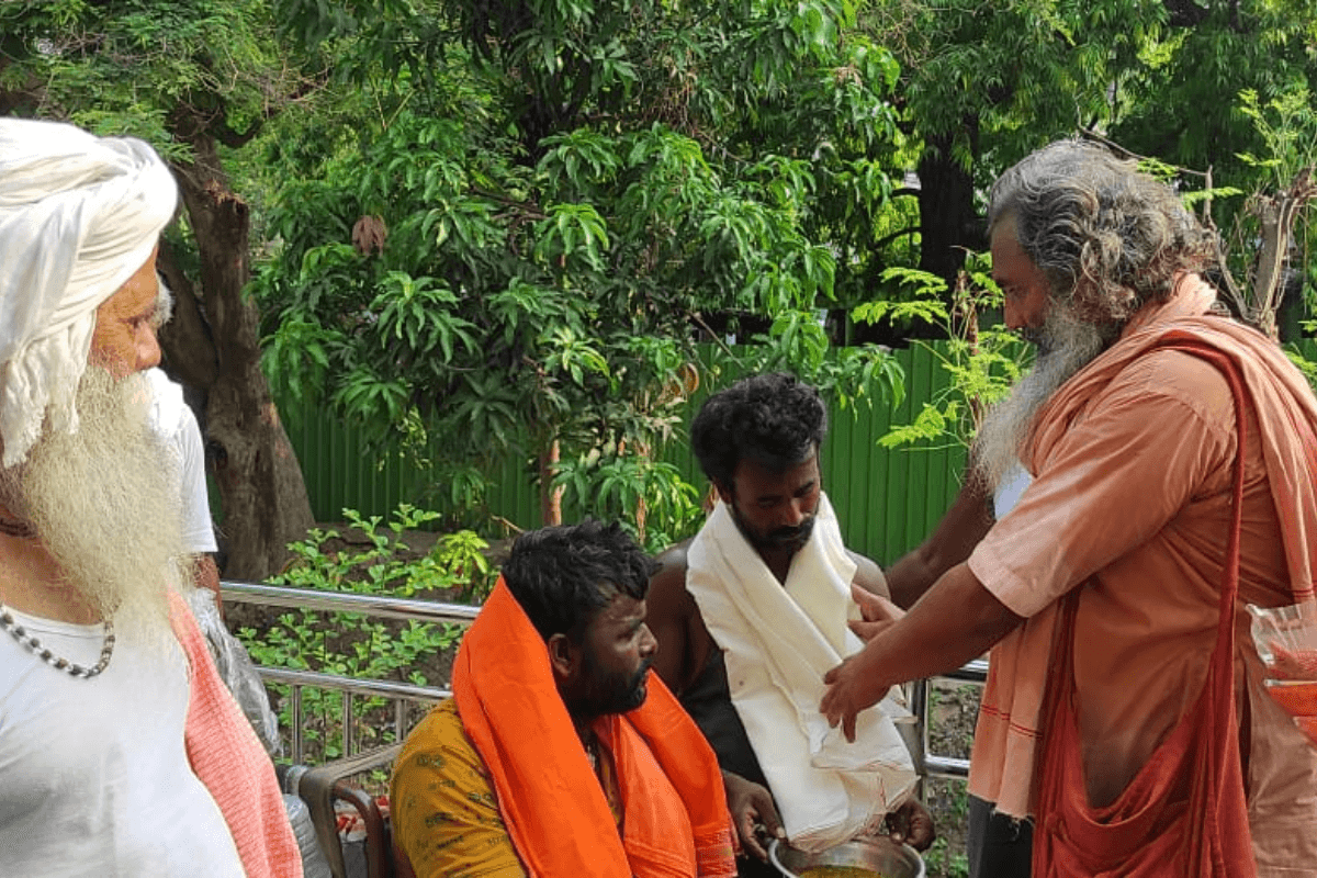 राजगीर मलमास मेले में संतों ने बांटे अंगवस्त्र और दक्षिणा; ठाकुरबाड़ी में उमड़ा हजारों का सैलाब!
