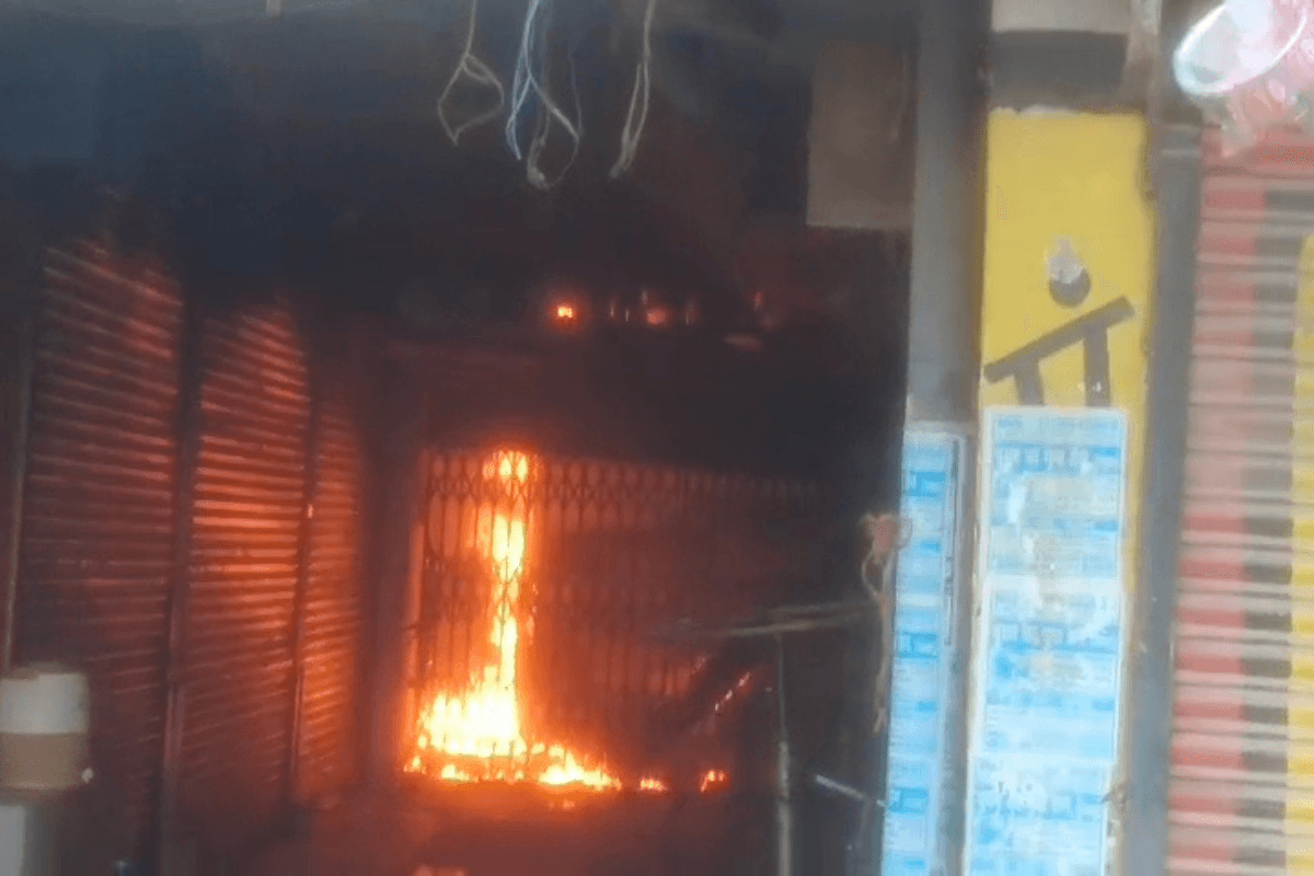 बेगूसराय के ट्रैफिक चौक पर होटल जेम्स परिसर की बंद दुकान में लगी भीषण आग; चंद मिनटों में आसमान में उठा काला धुआं!