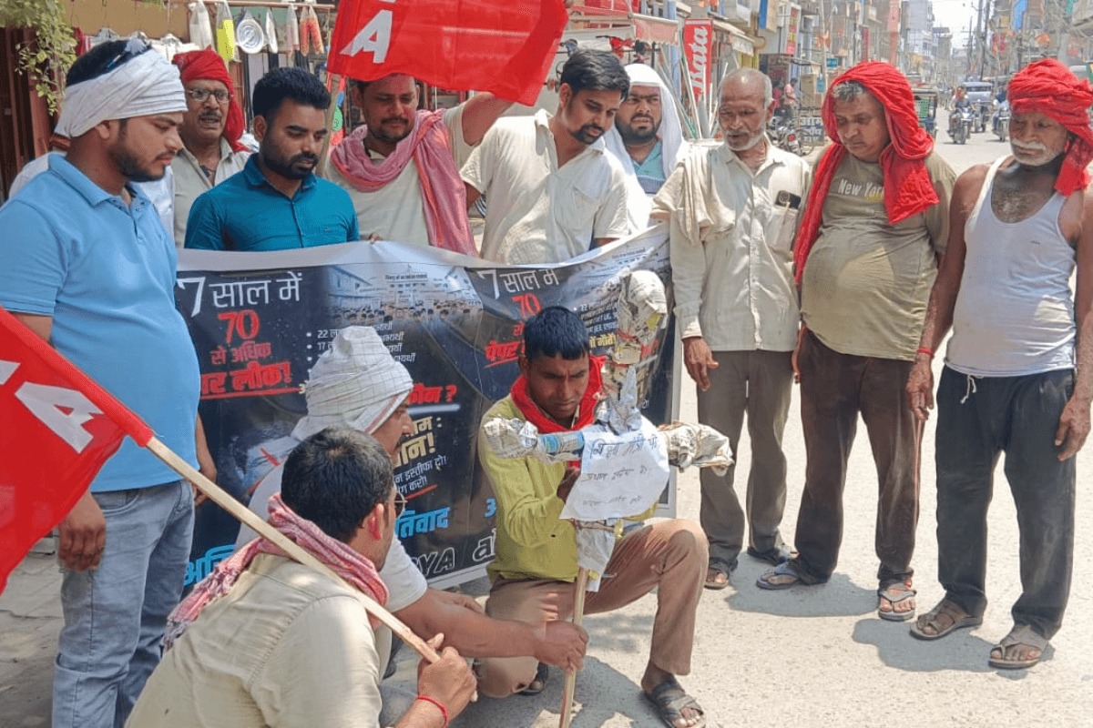 बक्सर में पेपर लीक के विरोध में शिक्षा मंत्री धर्मेंद्र प्रधान का फूंका पुतला, इस्तीफे की उठी मांग!