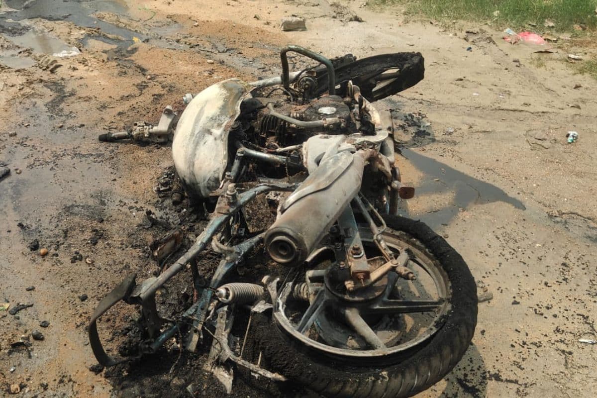 सारण के तरैया बाजार में चलती बाइक में लगी आग, जलकर हुई खाक, चालक ने ऐसे बचाई जान