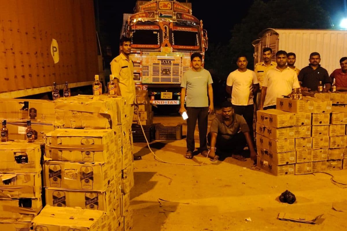 गया के डोभी चेकपोस्ट पर उत्पाद विभाग की कार्रवाई, ट्रक से 7740 बोतल विदेशी शराब जब्त, एक गिरफ्तार