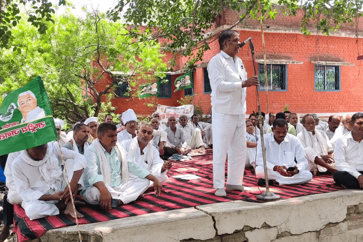 नवादा के सिरदला प्रखंड मुख्यालय में महंगाई और भ्रष्टाचार के खिलाफ धरना; राज्यपाल के नाम सौंपा ज्ञापन