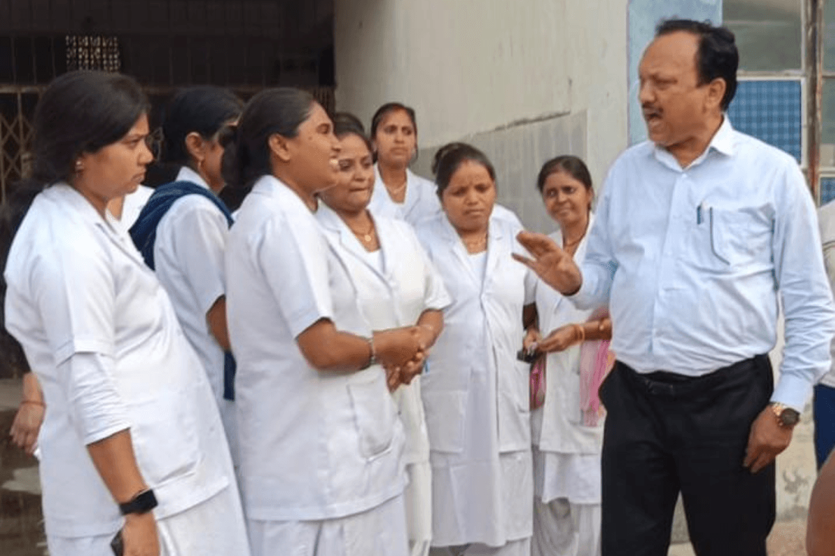 नवादा के रजौली अनुमंडलीय अस्पताल का बुरा हाल, सिविल सर्जन के सामने रो पड़ीं महिला कर्मी, वेतन रुकने पर भारी बवाल