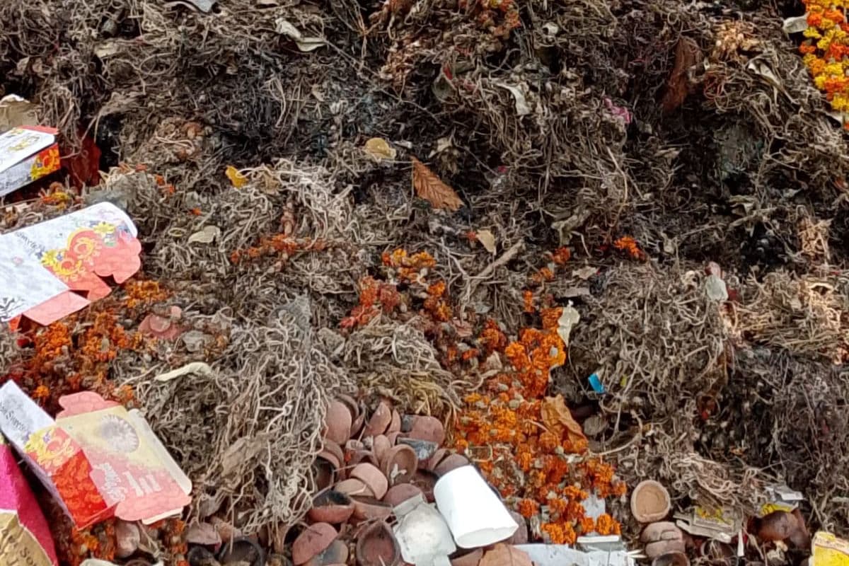 आरा: भगवान को अर्पित पूजा सामग्री कूड़े के ढेर में फेंके जाने से श्रद्धालुओं में नाराजगी