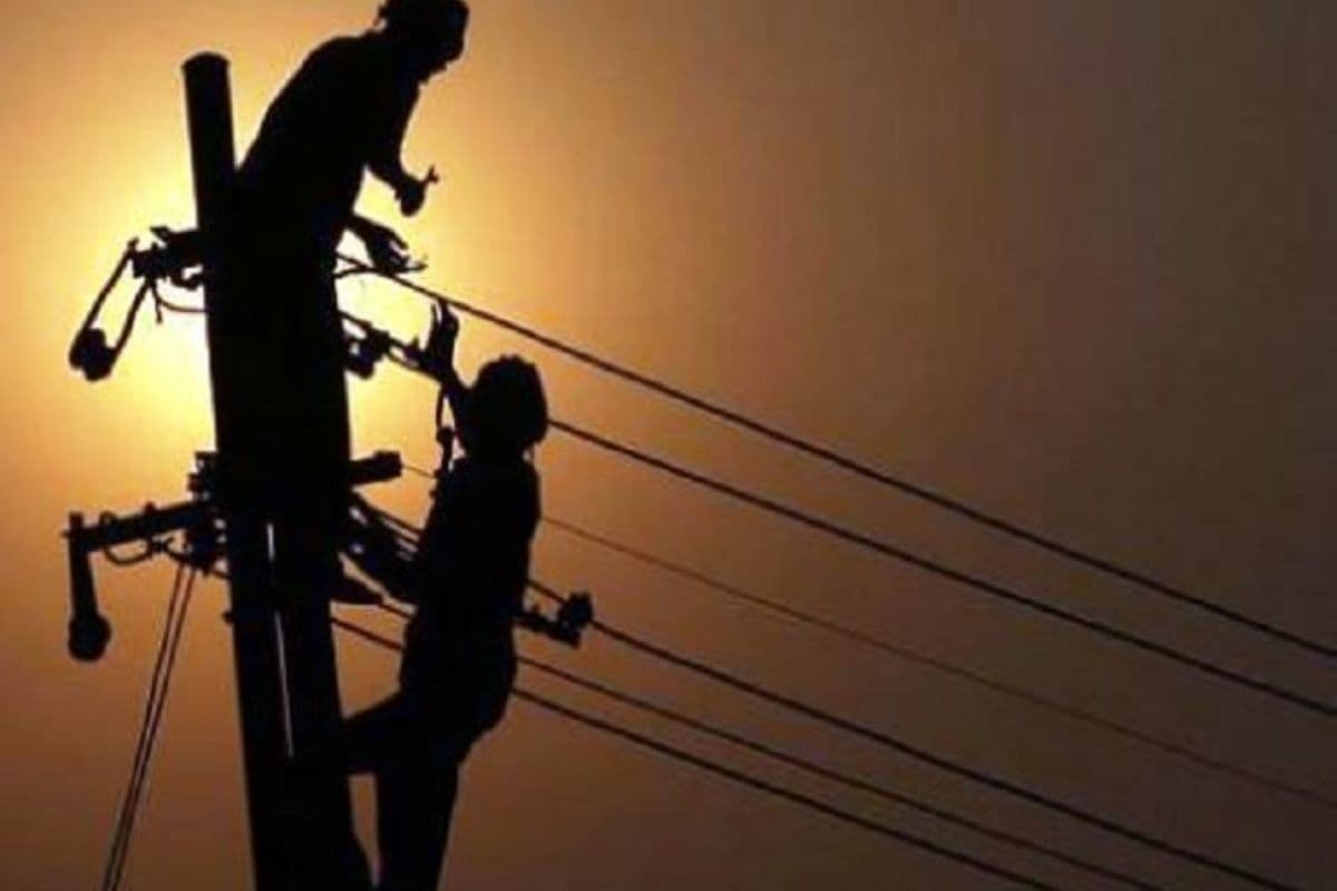बक्सर में आंधी-बारिश से बढ़ी मुश्किलें, घंटों बिजली गुल, उमस भरी गर्मी ने बढ़ायी परेशानी