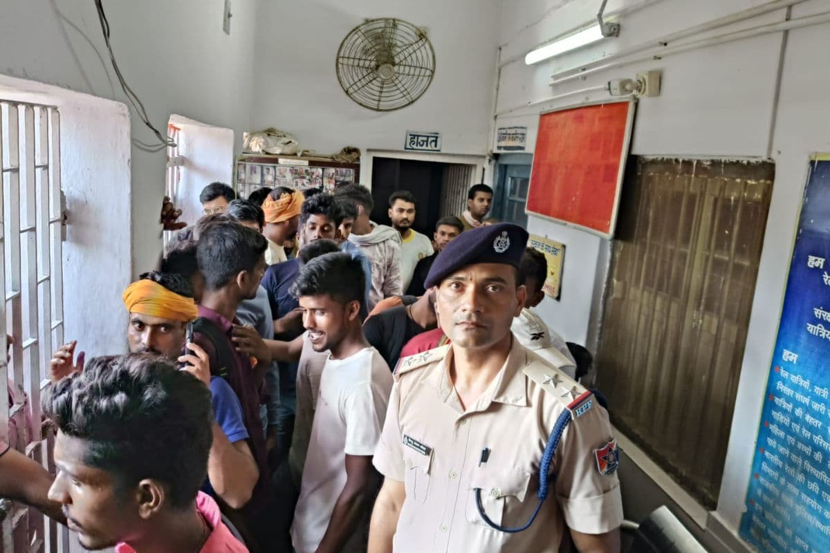 बक्सर स्टेशन पर विशेष चेकिंग अभियान में 87 यात्रियों से वसूला 53,800 रुपये जुर्माना