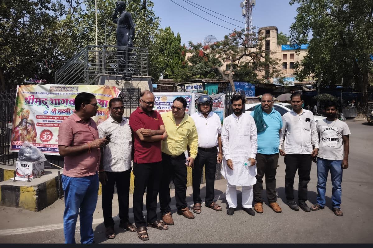 बक्सर में हेलमेट सवारों को गुलाब देकर स्वागत किया, न पहनने वालों के बीच बांटे हेलमेट