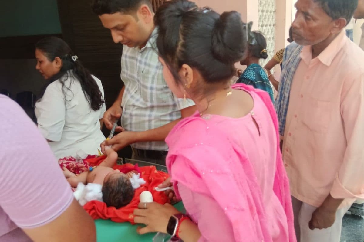 बक्सर: डुमरांव अनुमंडलीय अस्पताल में बिजली आपूर्ति ठप, पेड़ के नीचे कराया प्रसव