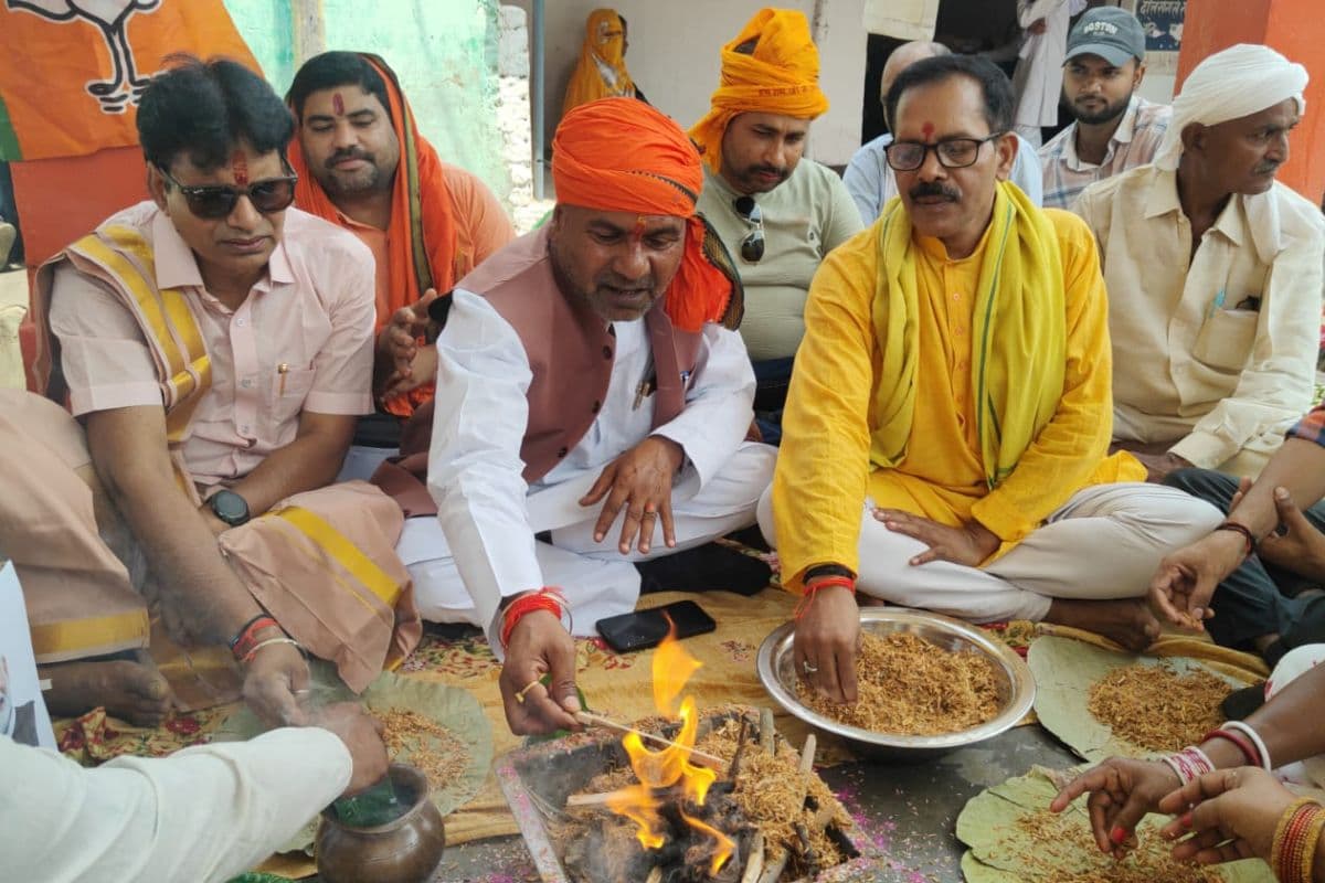 सासाराम: नेहरू का रिकॉर्ड तोड़ने पर चेनारी में जश्न, भाजपा कार्यकर्ताओं ने की पूजा-अर्चना