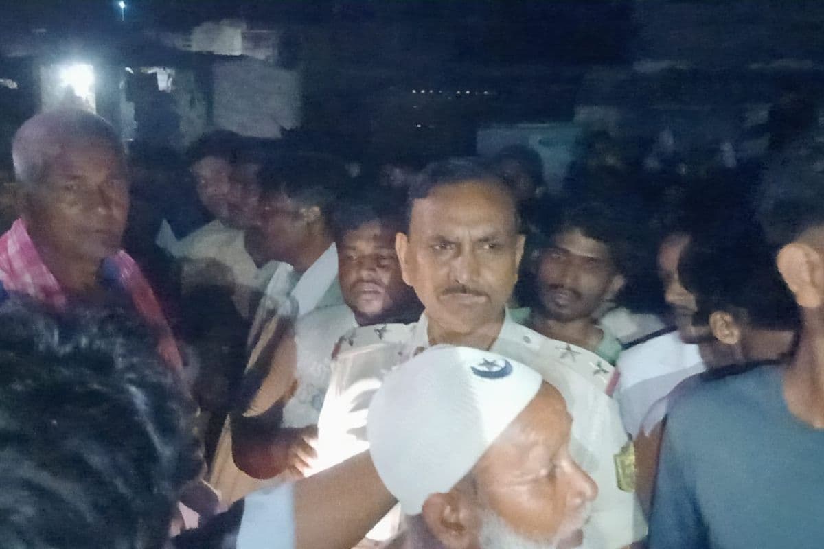 मकेर में तेज रफ्तार स्कॉर्पियो का कहर, 55 वर्षीय व्यक्ति की मौत, हादसे के बाद चालक वाहन लेकर फरार, ग्रामीणों ने किया सड़क जाम