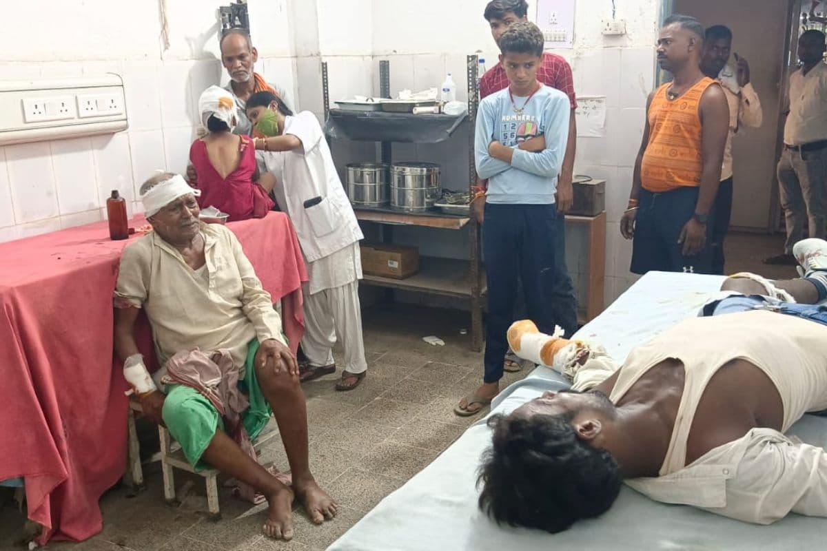 नवादा: बच्ची को बचाने के चक्कर में ई-रिक्शा पलटा, दो बच्चे समेत 5 गंभीर रूप से घायल, रेफर