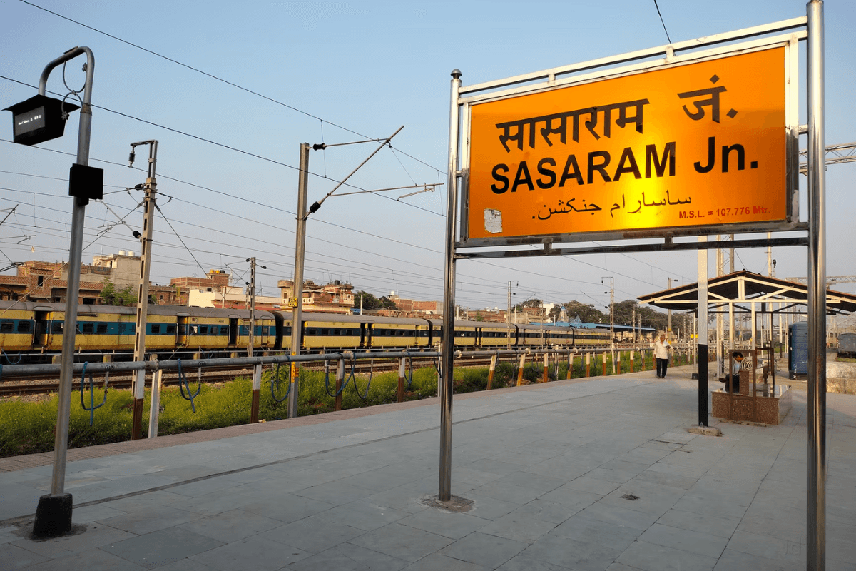 रोहतास में आरा-सासाराम रेलखंड पर चलती ट्रेन से गिरा युवक, मौके पर ही दर्दनाक मौत