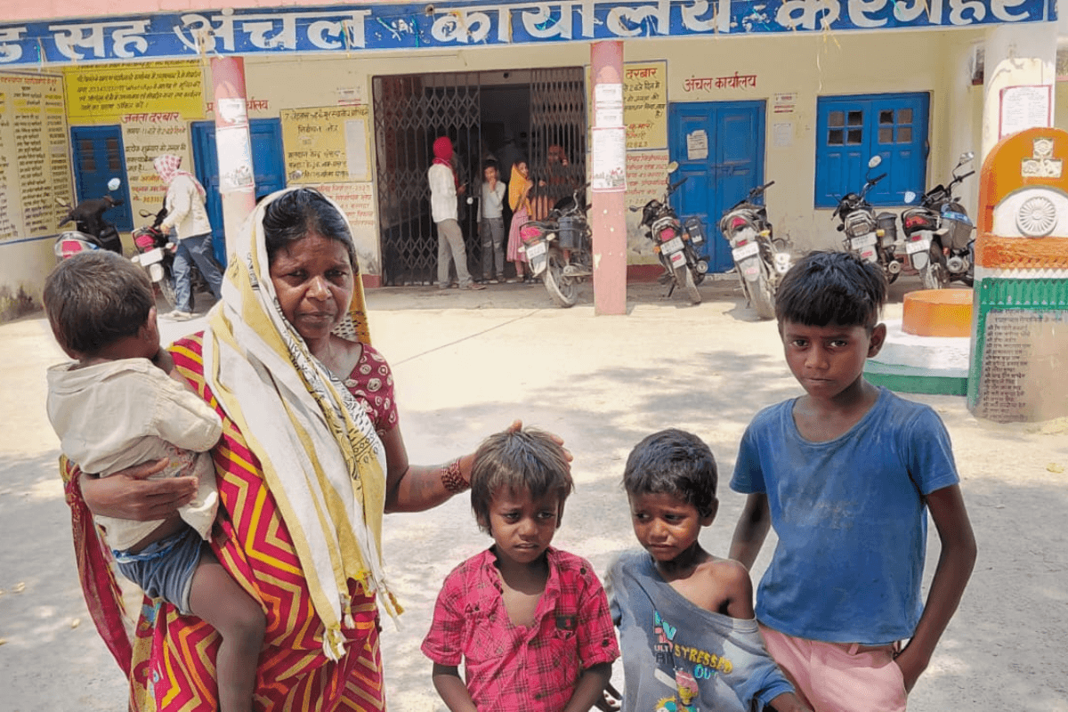 रोहतास का करगहर प्रखंड पूरी तरह रामभरोसे: दफ्तरों से बड़े अधिकारी गायब, प्रभार के खेल में पिस रही जनता