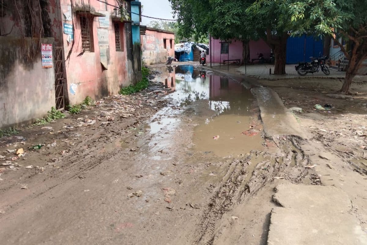 थावे दुर्गा मंदिर जाने वाली सड़क पर जलजमाव, श्रद्धालुओं को हो रही परेशानी